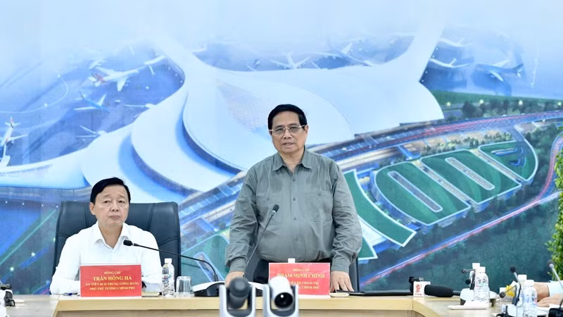 Thủ tướng Phạm Minh Chính phát biểu ý kiến kết luận cuộc họp với các bộ, ngành, cơ quan, chủ đầu tư, nhà thầu về tiến độ Dự án Cảng hàng không quốc tế Long Thành. (Ảnh: THANH GIANG)