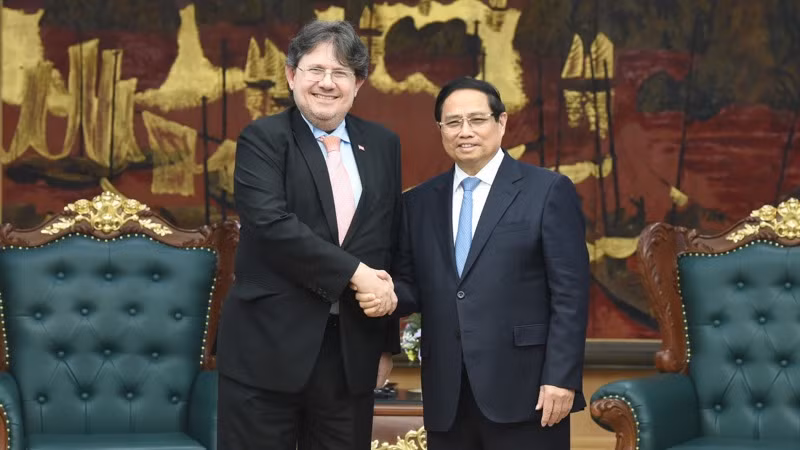 Thủ tướng Phạm Minh Chính và Đại sứ Cộng hòa Áo tại Việt Nam. (Ảnh: TRẦN HẢI)