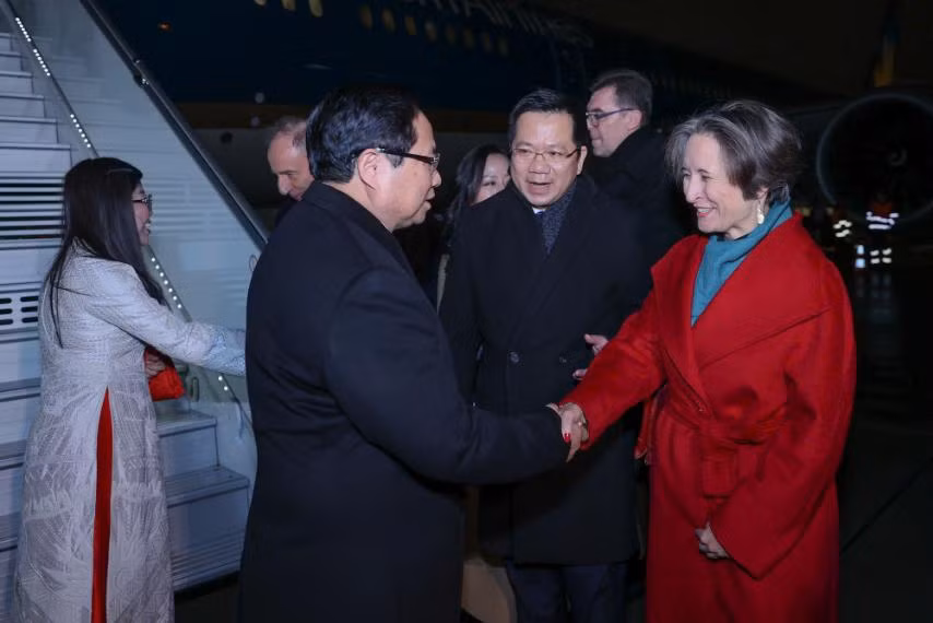 Quan chức Ba Lan nồng nhiệt chào đón Thủ tướng Phạm Minh Chính và Phu nhân tại chân cầu thang máy bay (Ảnh: NHẬT BẮC/VGP).