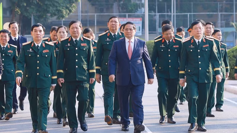 Thủ tướng Phạm Minh Chính tới thăm, làm việc tại Học viện Kỹ thuật Quân sự. (Ảnh: TRẦN HẢI)