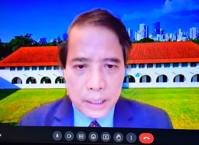 PGS, TS Vũ Minh Khương, Giảng viên Trường Chính sách công Lý Quang Diệu (Singapore) tại buổi Tọa đàm. (Ảnh chụp qua màn hình - VGP)