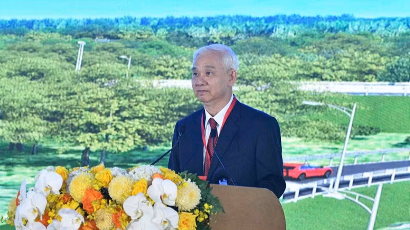 Đại diện liên danh nhà thầu Becamex-Đèo Cả phát biểu tại buổi lễ. (Ảnh: THANH GIANG)