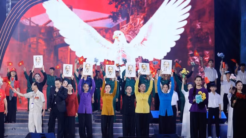 Một tiết mục được biểu diễn tại lễ kỷ niệm. (Ảnh: NHẬT BẮC/VGP)