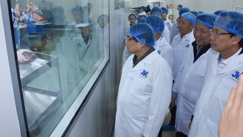 Thủ tướng Phạm Minh Chính thăm dây chuyền của Nhà máy chế biến thịt bò Tam Đảo. (Ảnh: TRẦN HẢI)