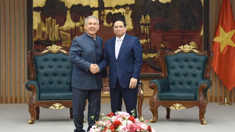 Thủ tướng Phạm Minh Chính và Người đứng đầu Cộng hòa Tatarstan, Liên bang Nga R.N. Minnikhanov. (Ảnh: TRẦN HẢI)