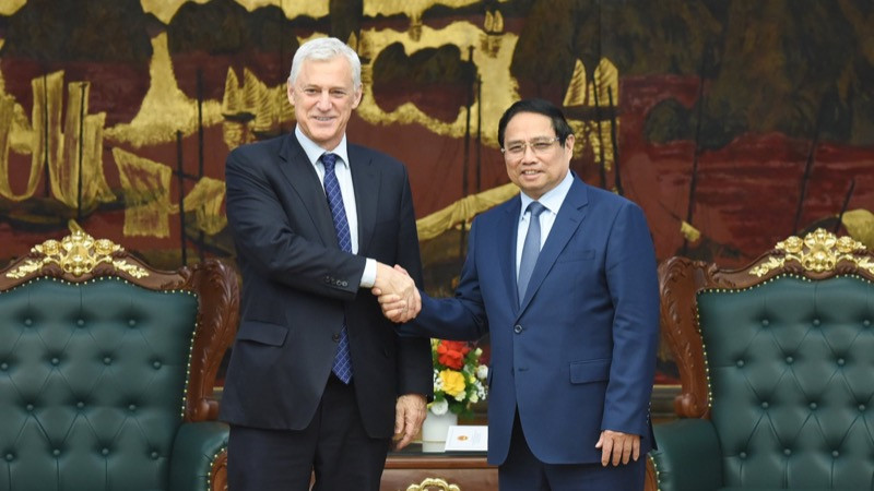Thủ tướng Chính phủ Phạm Minh Chính và ông Bill Winters, Tổng Giám đốc Tập đoàn Standard Chartered. (Ảnh: TRẦN HẢI)