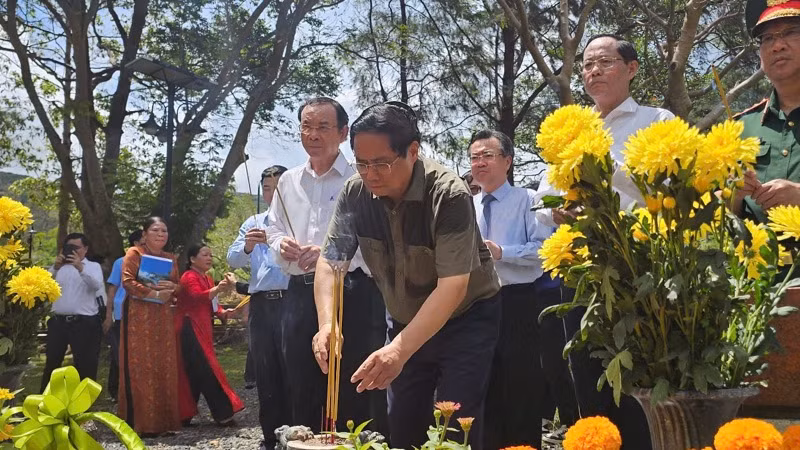 Thủ tướng Phạm Minh Chính dâng hương tại phần mộ Tổng Bí thư Lê Hồng Phong tại Nghĩa trang Hàng Dương. (Ảnh: VŨ TÂN)