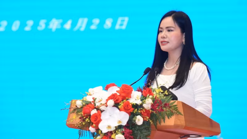 Phó Tổng Giám đốc Tập đoàn T&T Nguyễn Thị Thanh Bình phát biểu ý kiến tại Diễn đàn. (Ảnh: TRẦN HẢI)