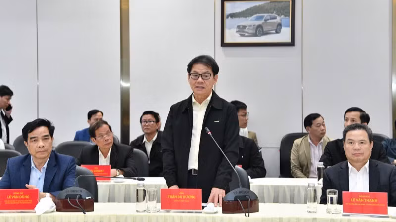 Chủ tịch Hội đồng quản trị Tập đoàn THACO Trần Bá Dương báo cáo Thủ tướng Chính phủ tại buổi làm việc. (Ảnh:THANH GIANG)