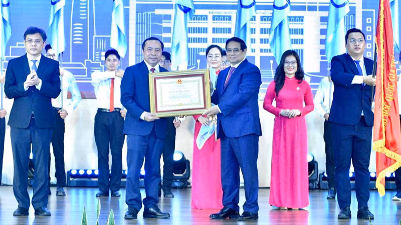 Thủ tướng Phạm Minh Chính trao Huân chương Lao động hạng Nhất tặng Đại học Quốc gia Thành phố Hồ Chí Minh. (Ảnh: THANH GIANG)