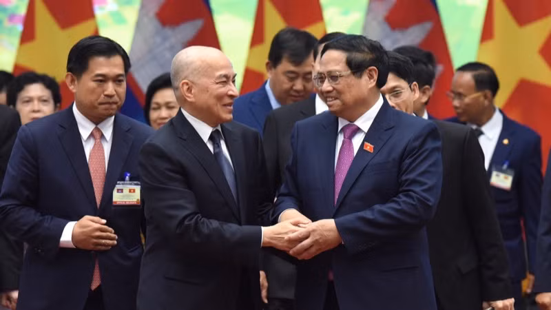 Thủ tướng Chính phủ Phạm Minh Chính tiễn Quốc vương Campuchia Norodom Sihamoni (Ảnh: Trần Hải).