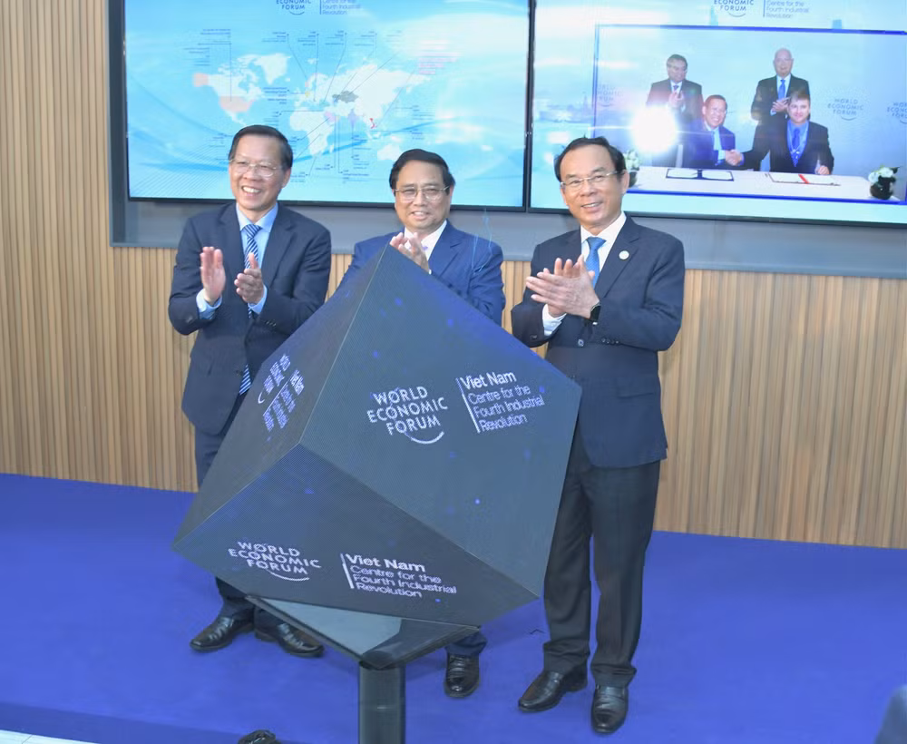 Thủ tướng Phạm Minh Chính và lãnh đạo Thành phố Hồ Chí Minh thực hiện nghi thức khánh thành Trung tâm C4IR Thành phố Hồ Chí Minh. (Ảnh: Thanh Giang)