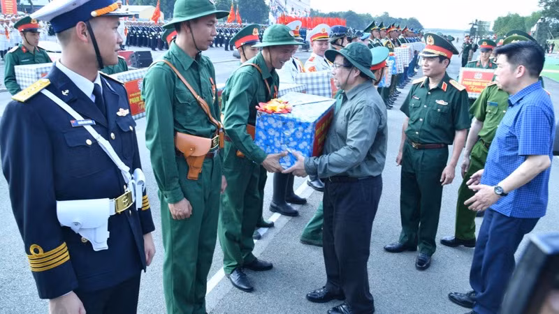 Thủ tướng Phạm Minh Chính tặng quà động viên các lực lượng Quân đội, dân quân tự vệ tham gia diễu binh, diễu hành. (Ảnh: THANH GIANG)