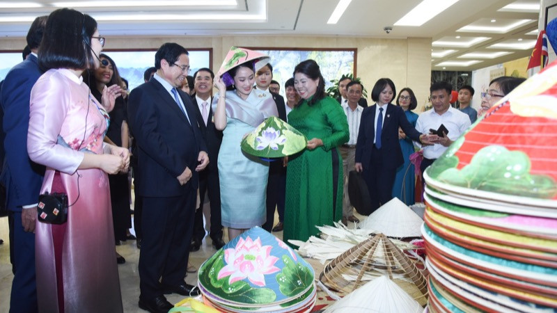 Thủ tướng Thái Lan Paetongtarn Shinawatra nghe giới thiệu về sản phẩm nón lá truyền thống của Việt Nam. (Ảnh: TRẦN HẢI) Thủ tướng Thái Lan Paetongtarn Shinawatra nghe giới thiệu về sản phẩm nón lá truyền thống của Việt Nam. (Ảnh: TRẦN HẢI)