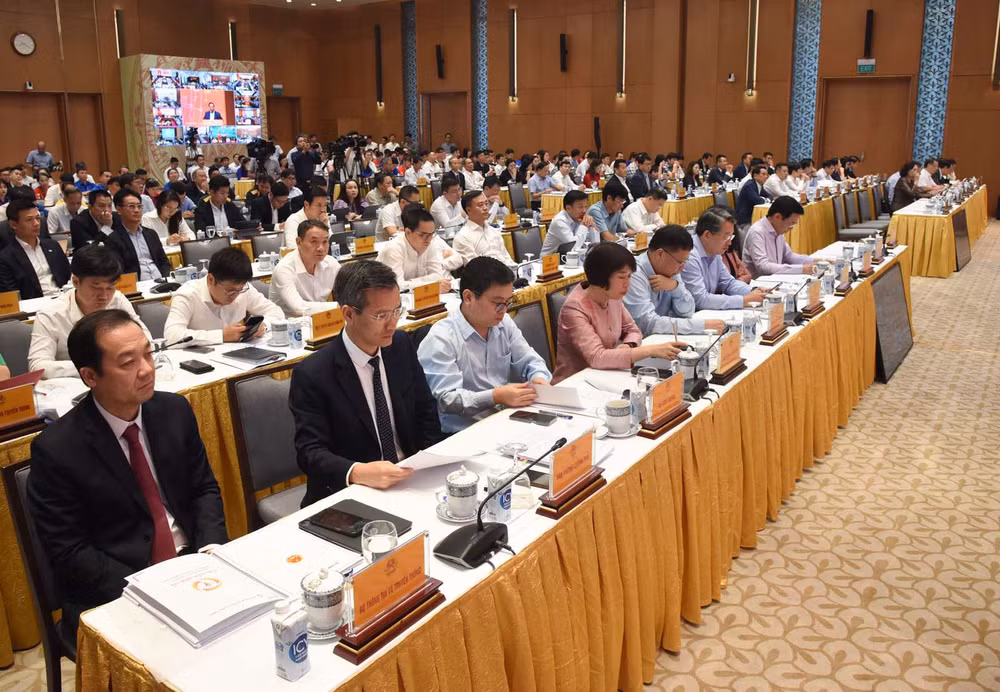 Lãnh đạo các bộ, ngành, cơ quan Trung ương và các đại biểu tham dự sự kiện (Ảnh: Trần Hải).