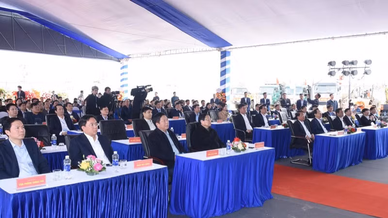 Thủ tướng Phạm Minh Chính cùng các đồng chí lãnh đạo và các đại biểu tham dự buổi lễ. (Ảnh: TRẦN HẢI)