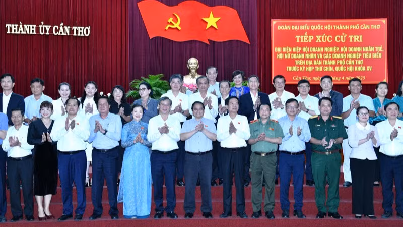 Thủ tướng Phạm Minh Chính và Đoàn Đại biểu Quốc hội, lãnh đạo thành phố Cần Thơ. (Ảnh: THANH GIANG)