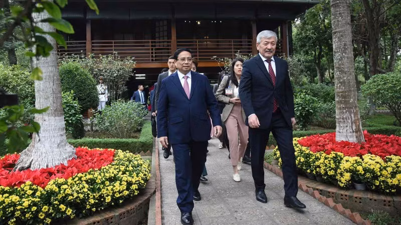 Thủ tướng Phạm Minh Chính và Thủ tướng Kyrgzystan Adylbek Kasymaliev tại Nhà sàn Bác Hồ trong Khu Di tích Phủ Chủ tịch.