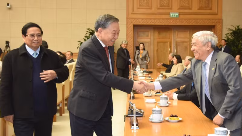 Tổng Bí thư Tô Lâm với các đồng chí nguyên lãnh đạo Đảng, Nhà nước tại chương trình gặp mặt. (Ảnh: TRẦN HẢI)