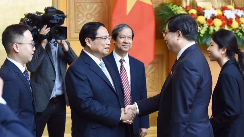 Thủ tướng Chính phủ Phạm Minh Chính bắt tay chào mừng Bí thư Đảng ủy Đại học Thanh Hoa (Trung Quốc) Khưu Dũng. (Ảnh: TRẦN HẢI)