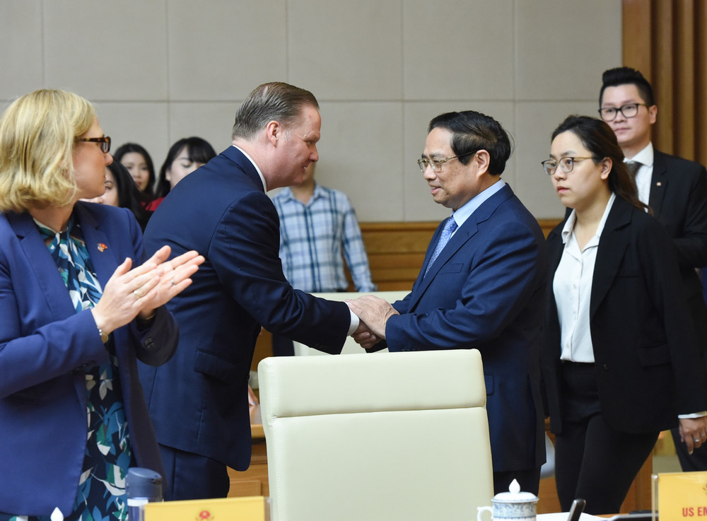 Thủ tướng Phạm Minh Chính bắt tay các đại biểu phía Hoa Kỳ. (Ảnh: TRẦN HẢI) Thủ tướng Phạm Minh Chính bắt tay các đại biểu phía Hoa Kỳ. (Ảnh: TRẦN HẢI)