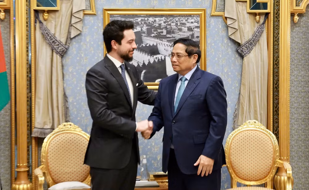 Thủ tướng Chính phủ Phạm Minh Chính và Hoàng Thái tử Jordan Al Hussein bin Abdullah II. (Ảnh: Dương Giang/TTXVN).