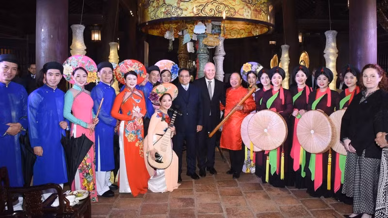 Hai Thủ tướng cùng các diễn viên tại chương trình biểu diễn nghệ thuật. (Ảnh: TRẦN HẢI)