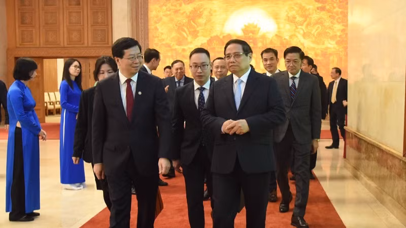 Thủ tướng Chính phủ Phạm Minh Chính và Bí thư Đảng ủy Đại học Thanh Hoa (Trung Quốc) Khưu Dũng. (Ảnh: TRẦN HẢI)