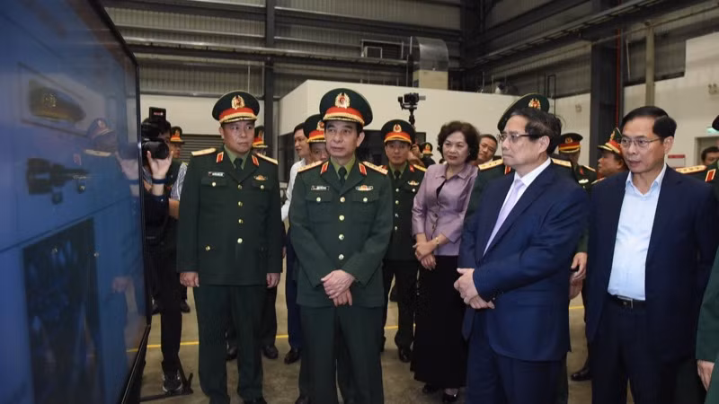 Thủ tướng Phạm Minh Chính nghe giới thiệu về một số sản phẩm công nghiệp quốc phòng. (Ảnh: TRẦN HẢI)