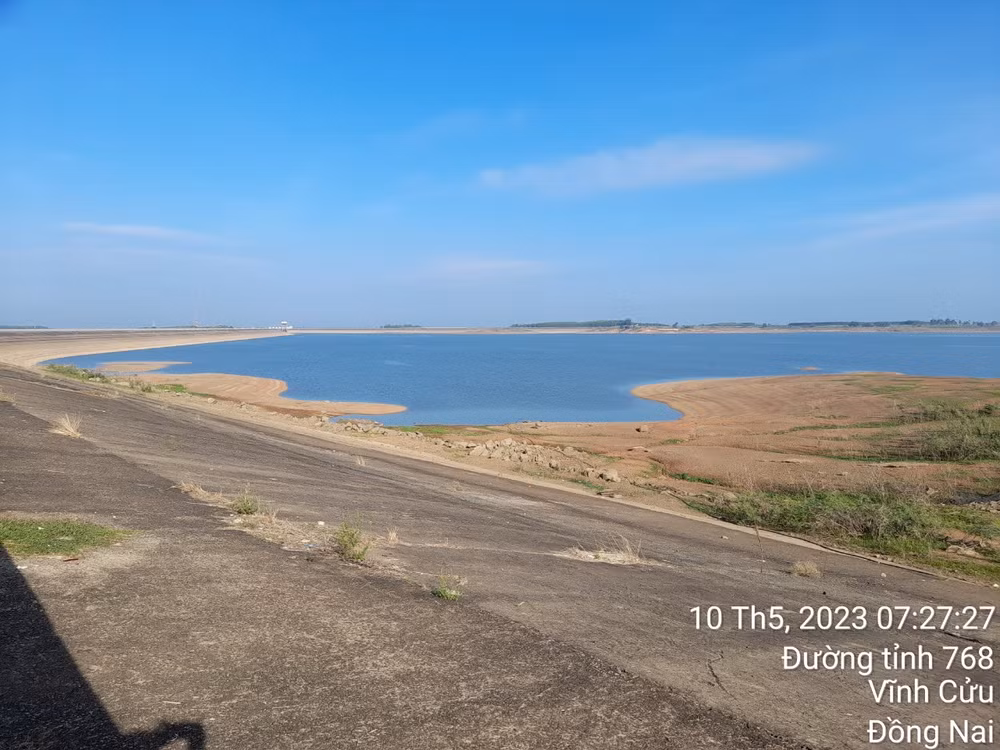 Hồ thủy điện Trị An được chụp lúc sáng 10/5, mực nước đã xuống ở mức rất thấp. (Ảnh: EVN)