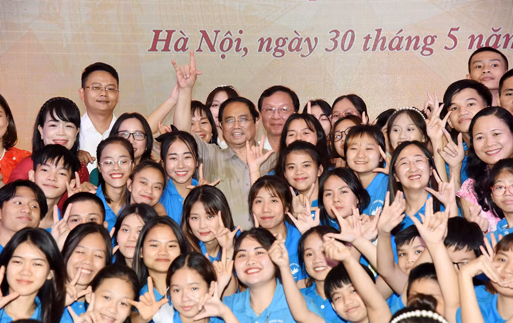 Thủ tướng Phạm Minh Chính với học sinh, sinh viên khuyết tật tại Trung tâm hỗ trợ phát triển giáo dục hòa nhập thuộc Trường cao đẳng Sư phạm Trung ương. (Ảnh: Trần Hải)