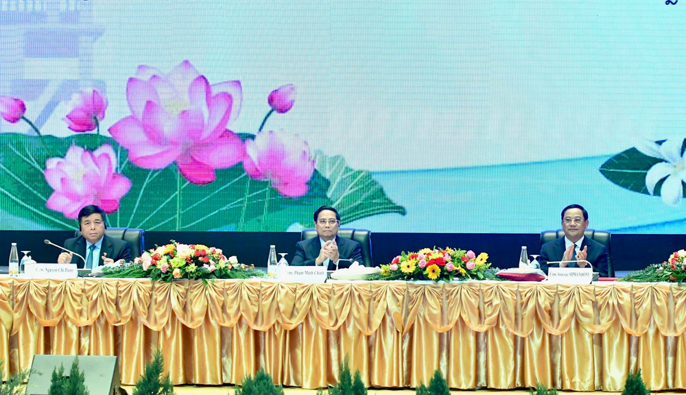 Thủ tướng Phạm Minh Chính và Thủ tướng Sonexay Siphandone đồng chủ trì Hội nghị Hợp tác đầu tư Việt Nam-Lào. (Ảnh: THANH GIANG)