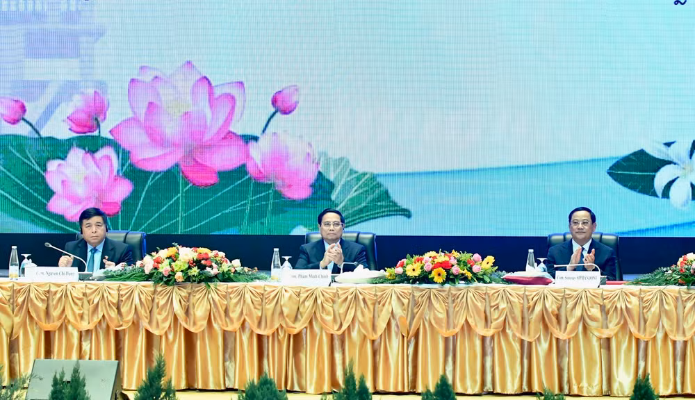 Thủ tướng Phạm Minh Chính và Thủ tướng Sonexay Siphandone đồng chủ trì Hội nghị Hợp tác đầu tư Việt Nam-Lào. (Ảnh: THANH GIANG)