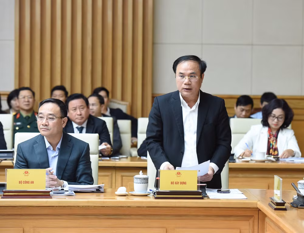 Thứ trưởng Xây dựng Nguyễn Văn Sinh báo cáo tại Hội nghị. (Ảnh: TRẦN HẢI)