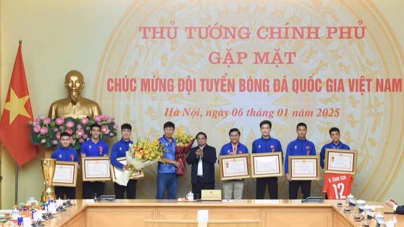 Thủ tướng Phạm Minh Chính trao Huân chương Lao động hạng Nhất tặng Đội tuyển bóng đá nam Quốc gia Việt Nam và Huân chương Lao động hạng ba tặng 6 vận động viên Đội tuyển. (Ảnh: TRẦN HẢI)
