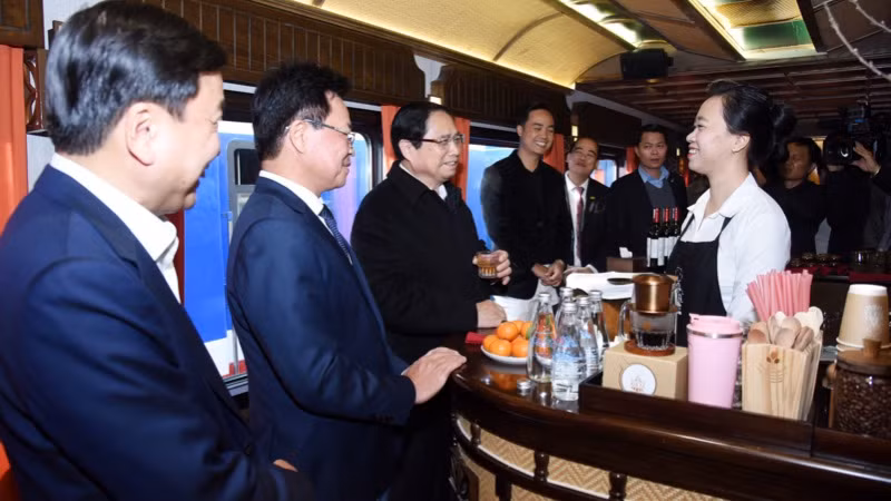 Thủ tướng Phạm Minh Chính tìm hiểu và trải nghiệm dịch vụ ăn uống trên trên "Chuyến tàu Xuân" xuất phát từ ga Hà Nội. (Ảnh: TRẦN HẢI)