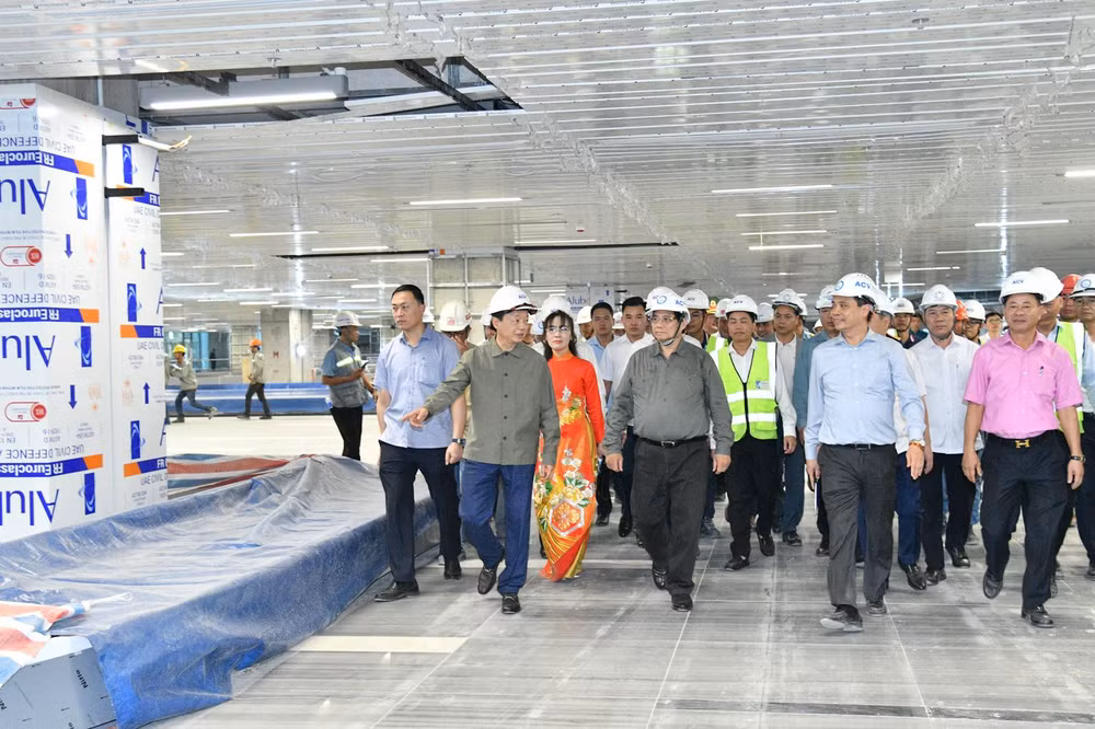 Thủ tướng Phạm Minh Chính đi kiểm tra khu vực băng chuyền nhận hành lý của Nhà ga hành khách T3 Cảng hàng không quốc tế Tân Sơn Nhất. (Ảnh: THANH GIANG)