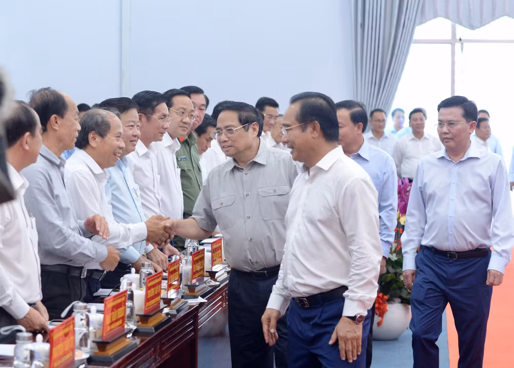 Thủ tướng Phạm Minh Chính với các đại biểu tỉnh Long An tham dự buổi làm việc.