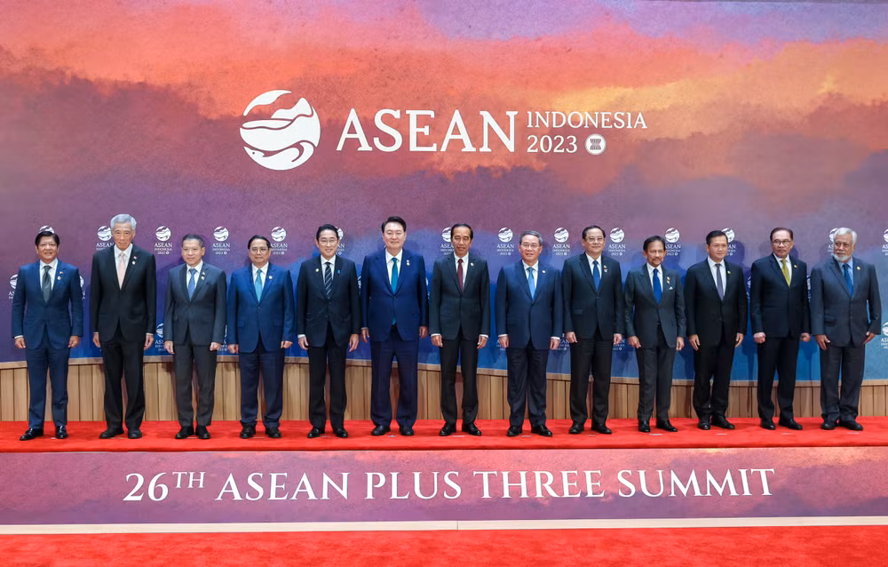 Các nhà Lãnh đạo ASEAN và Thủ tướng Nhật Bản Kishida Fumio, Tổng thống Hàn Quốc Yoon Suk Yeol, Thủ tướng Trung Quốc Lý Cường chụp ảnh lưu niệm tại Hội nghị Cấp cao ASEAN + 3. (Ảnh: Nhật Bắc) Các nhà Lãnh đạo ASEAN và Thủ tướng Nhật Bản Kishida Fumio, Tổng thống Hàn Quốc Yoon Suk Yeol, Thủ tướng Trung Quốc Lý Cường chụp ảnh lưu niệm tại Hội nghị Cấp cao ASEAN + 3. (Ảnh: Nhật Bắc)