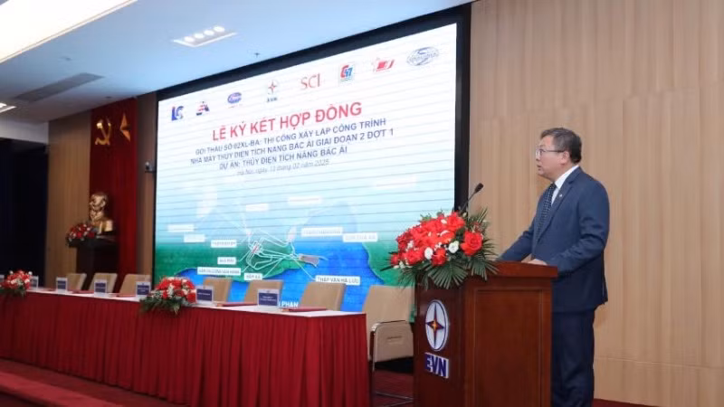 Phó Tổng Giám đốc Tập đoàn Điện lực Việt Nam (ENV) Phạm Hồng Phương phát biểu ý kiến tại lễ ký. (Ảnh: EVN)