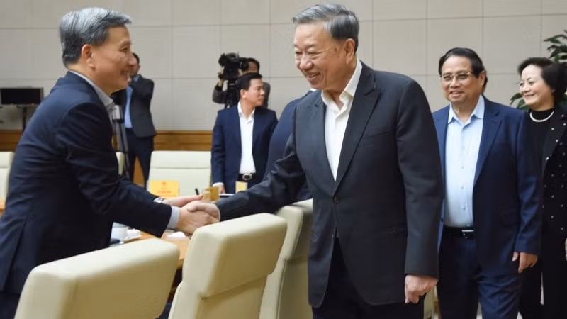 Tổng Bí thư Tô Lâm bắt tay các thành viên Tiểu ban Kinh tế-Xã hội. (Ảnh: TRẦN HẢI)