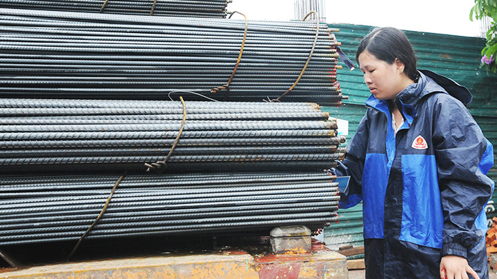 Cuối năm, các công trình xây dựng thường đẩy nhanh tiến độ giúp thị trường sắt thép khởi sắc. Ảnh: NGUYỆT ANH