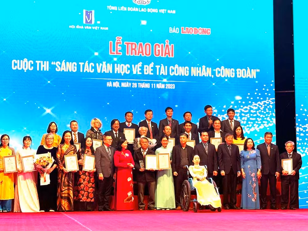 Niềm vui nhận giải.