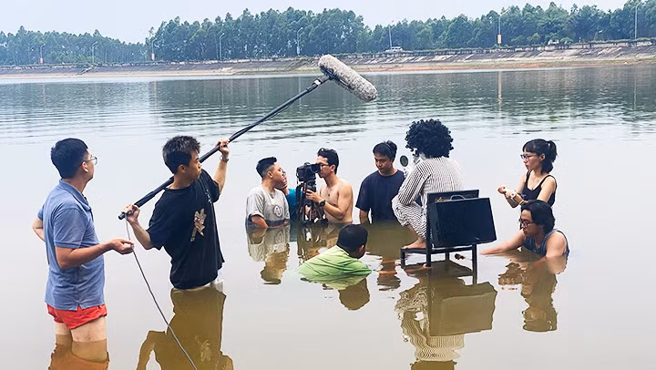Đoàn làm phim thực hiện một cảnh quay dưới nước.