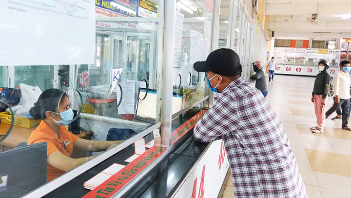 Hành khách mua vé tại Bến xe Miền Đông.