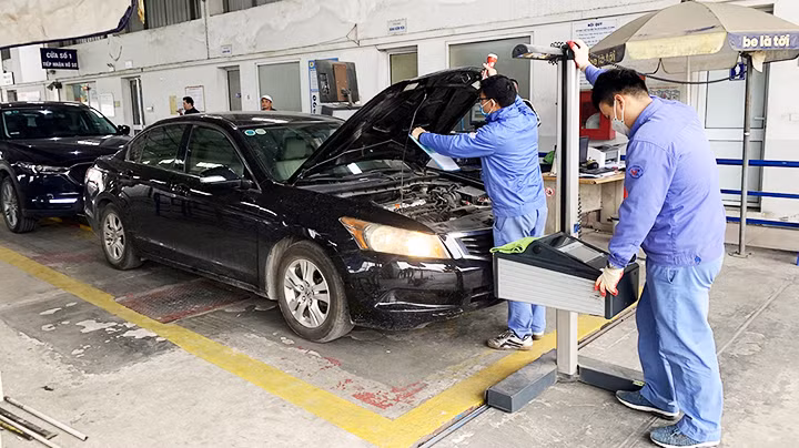 Nhân viên đăng kiểm tiến hành quy trình kiểm định xe cơ giới. Nguồn: BÁO HÀ NỘI MỚI