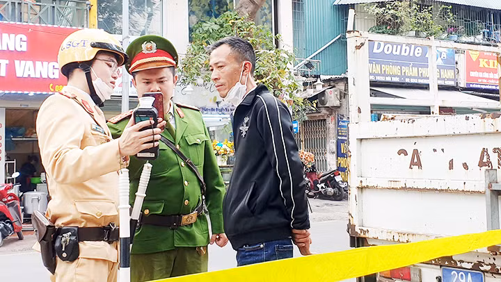 Một chốt kiểm tra nồng độ cồn người tham gia giao thông. Ảnh: NGUYỆT ANH