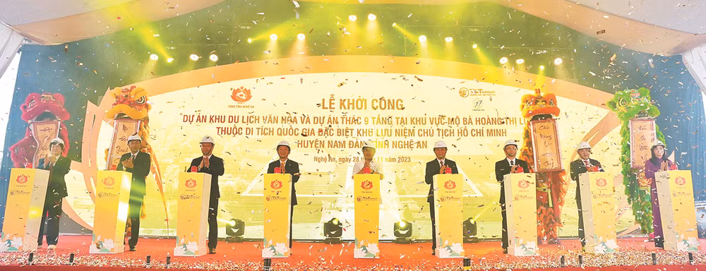 Các đại biểu thực hiện nghi lễ khởi công dự án Khu du lịch văn hóa và dự án Thác 9 tầng tại Khu vực mộ bà Hoàng Thị Loan, thuộc Khu di tích quốc gia đặc biệt Khu lưu niệm Chủ tịch Hồ Chí Minh, huyện Nam Đàn, Nghệ An.