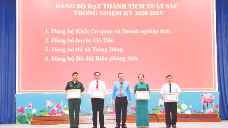 Lãnh đạo Tỉnh ủy Tây Ninh trao bằng khen, tặng các Đảng bộ đạt thành tích xuất sắc trong học tập và làm theo tư tưởng, đạo đức, phong cách Hồ Chí Minh nhiệm kỳ 2020-2025.