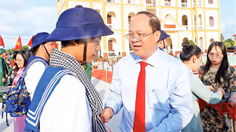 Lãnh đạo Tỉnh ủy Cà Mau choàng khăn, tặng hoa chúc mừng tân binh lên đường nhập ngũ.